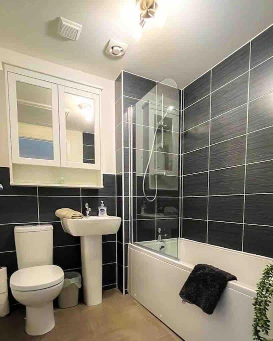 شقة Loch Leven Getaway - 2 Bed House كينروس المظهر الخارجي الصورة